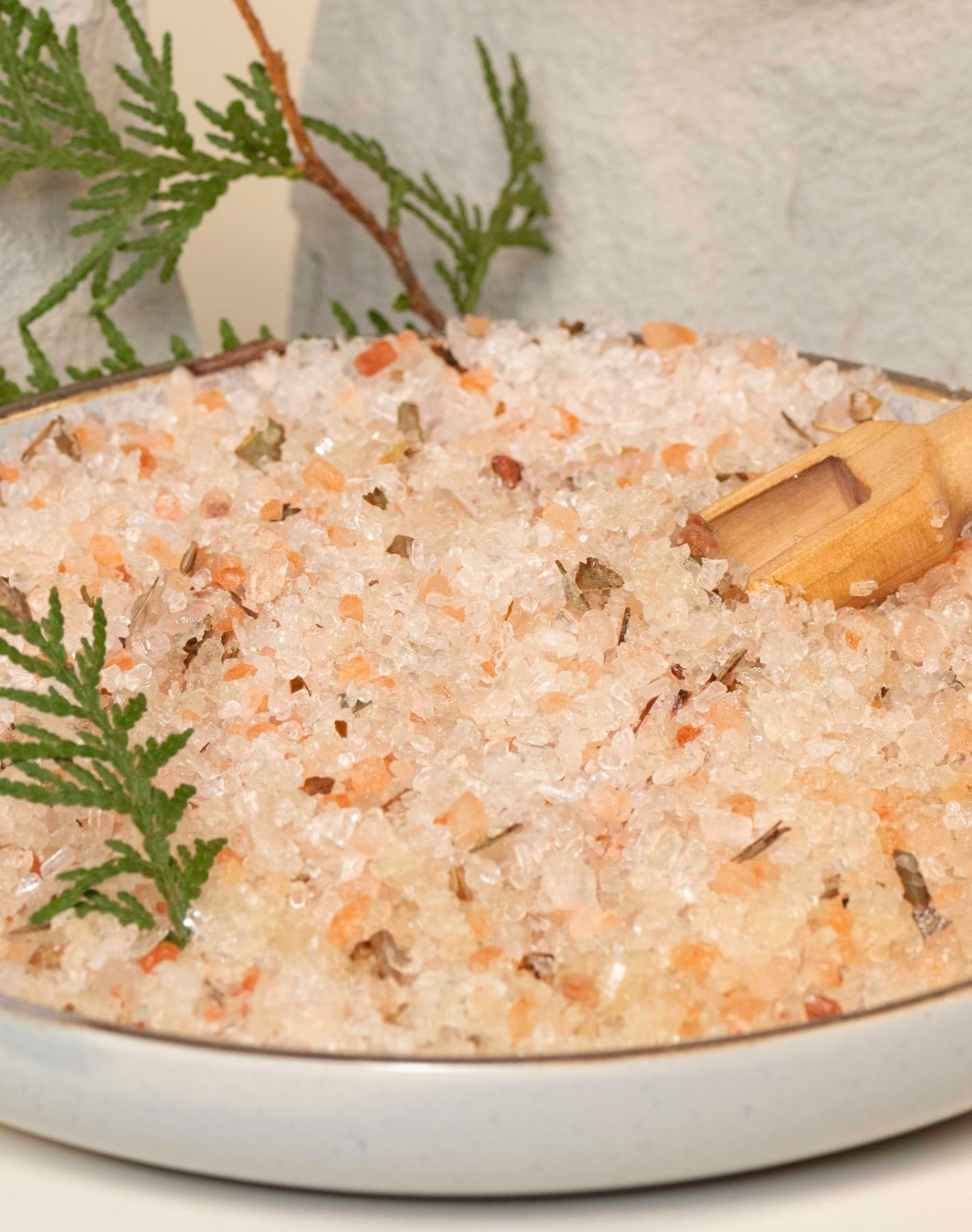 Expérience de bain relaxante avec sel de bain enrichi de Conifère