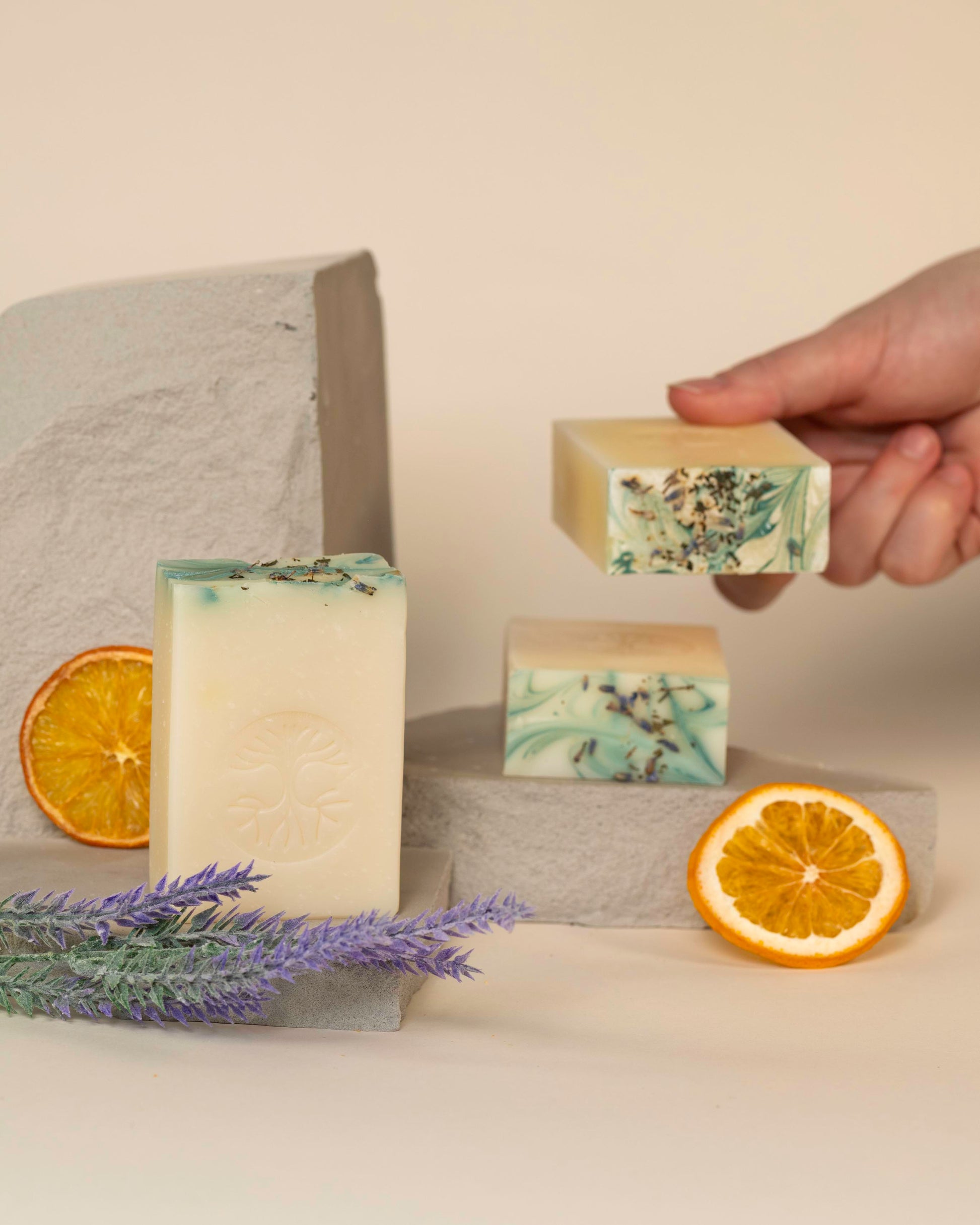 Soin naturel avec savon artisanal menthe, lavande et orange