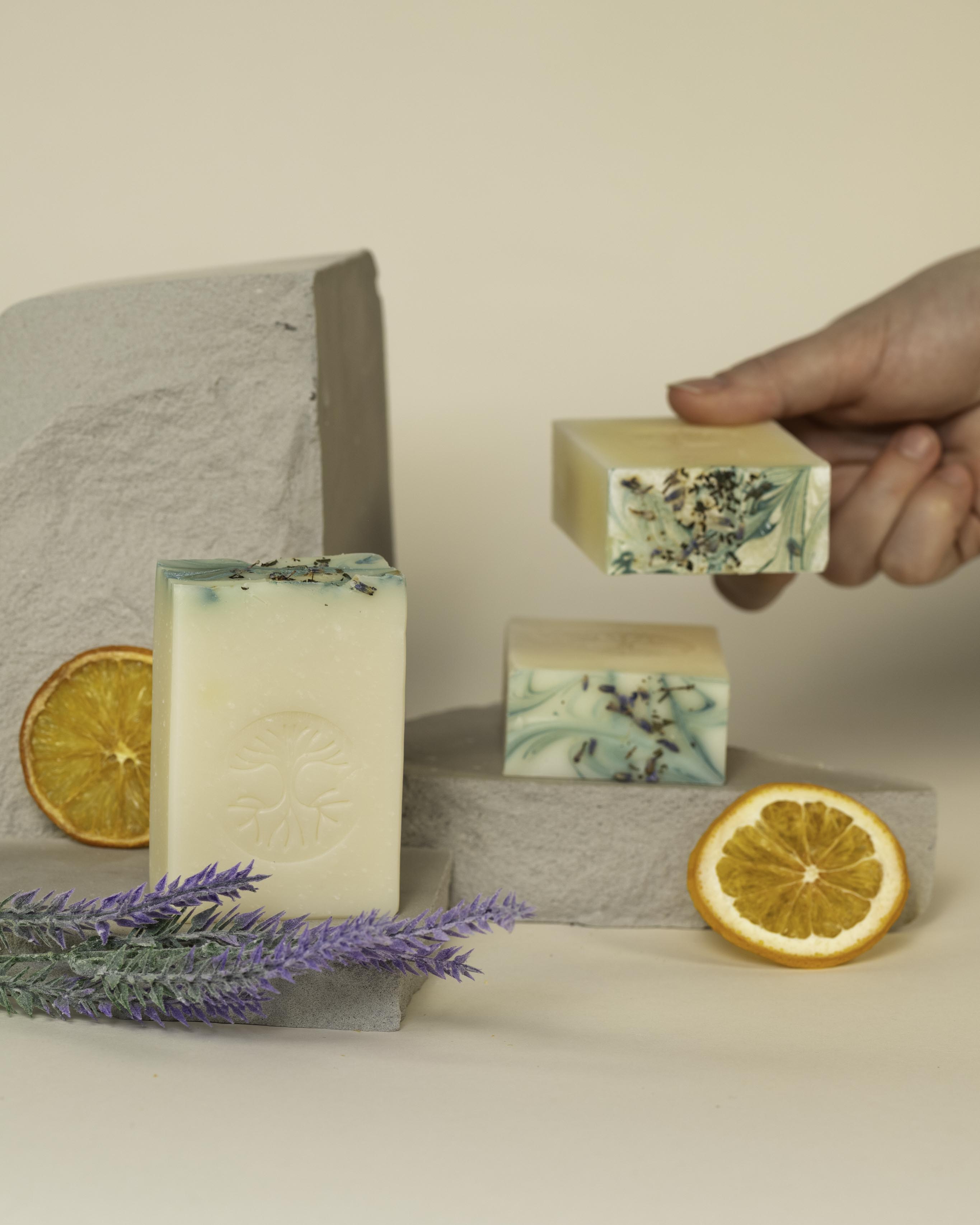 Soin naturel avec savon artisanal menthe, lavande et orange